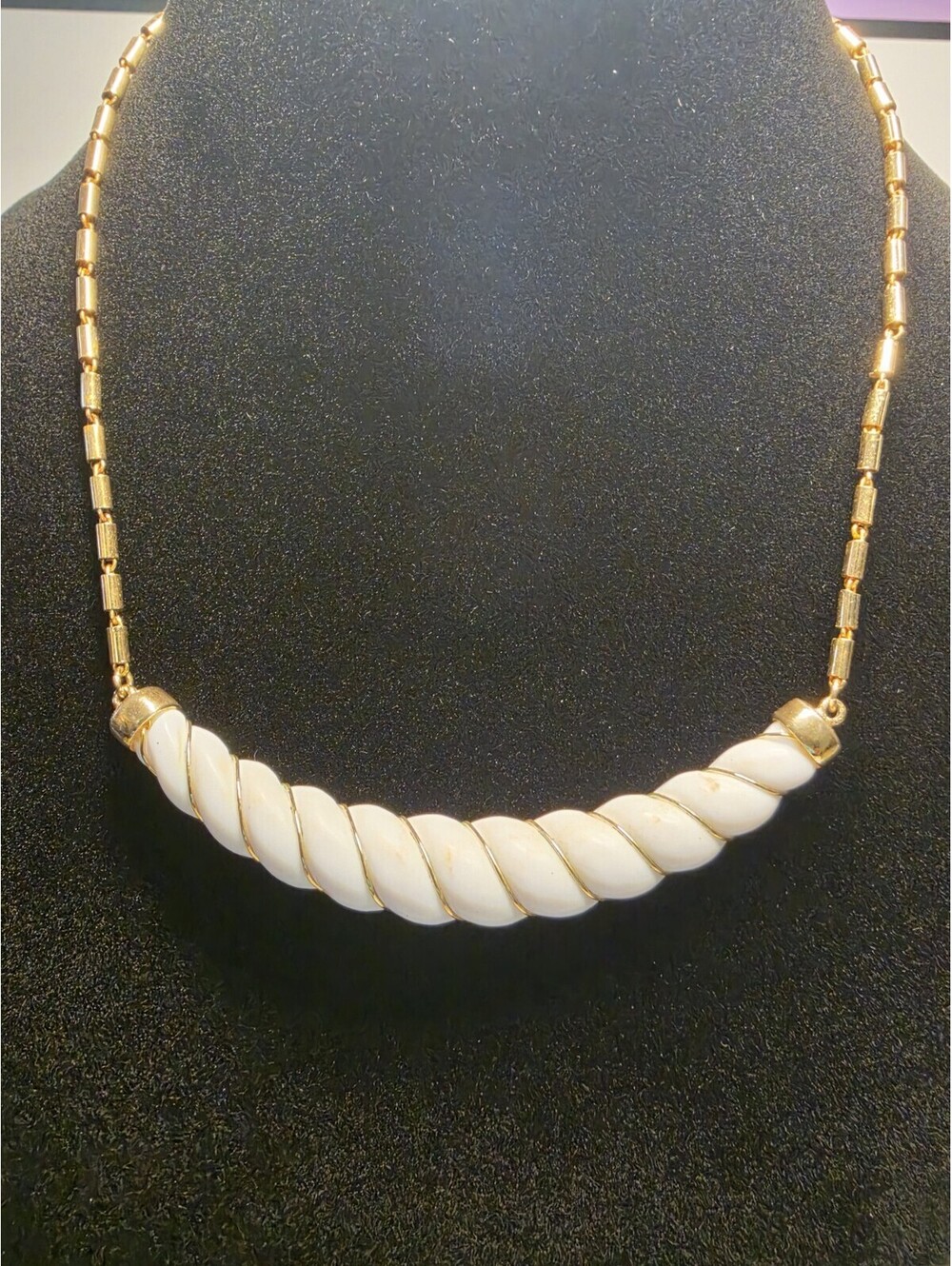 MONET 80s WHITE ACRYLIC SWIRLED RIBBED HORN STYLE GOLD-PLATED BAR LINKS NECKLACE